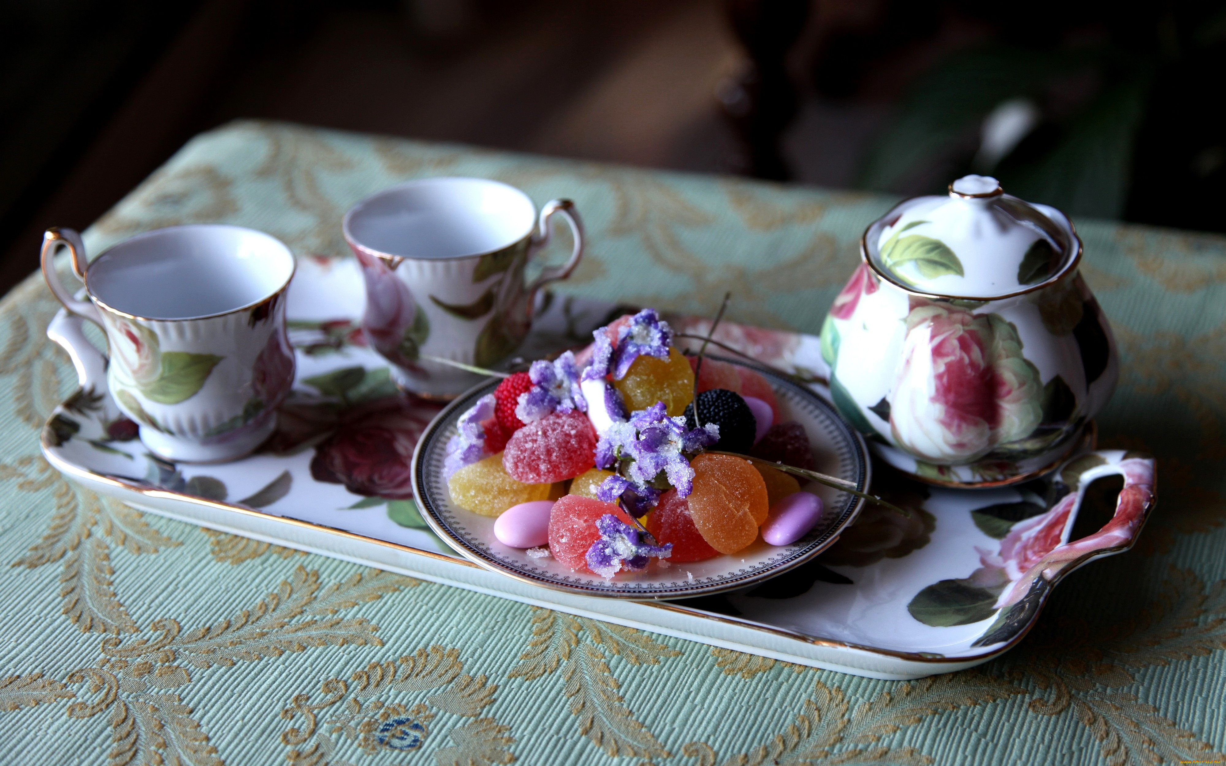 Чай с конфетами. Чай с вкусностями. Поднос с чаем и сладостями. Чаепитие.